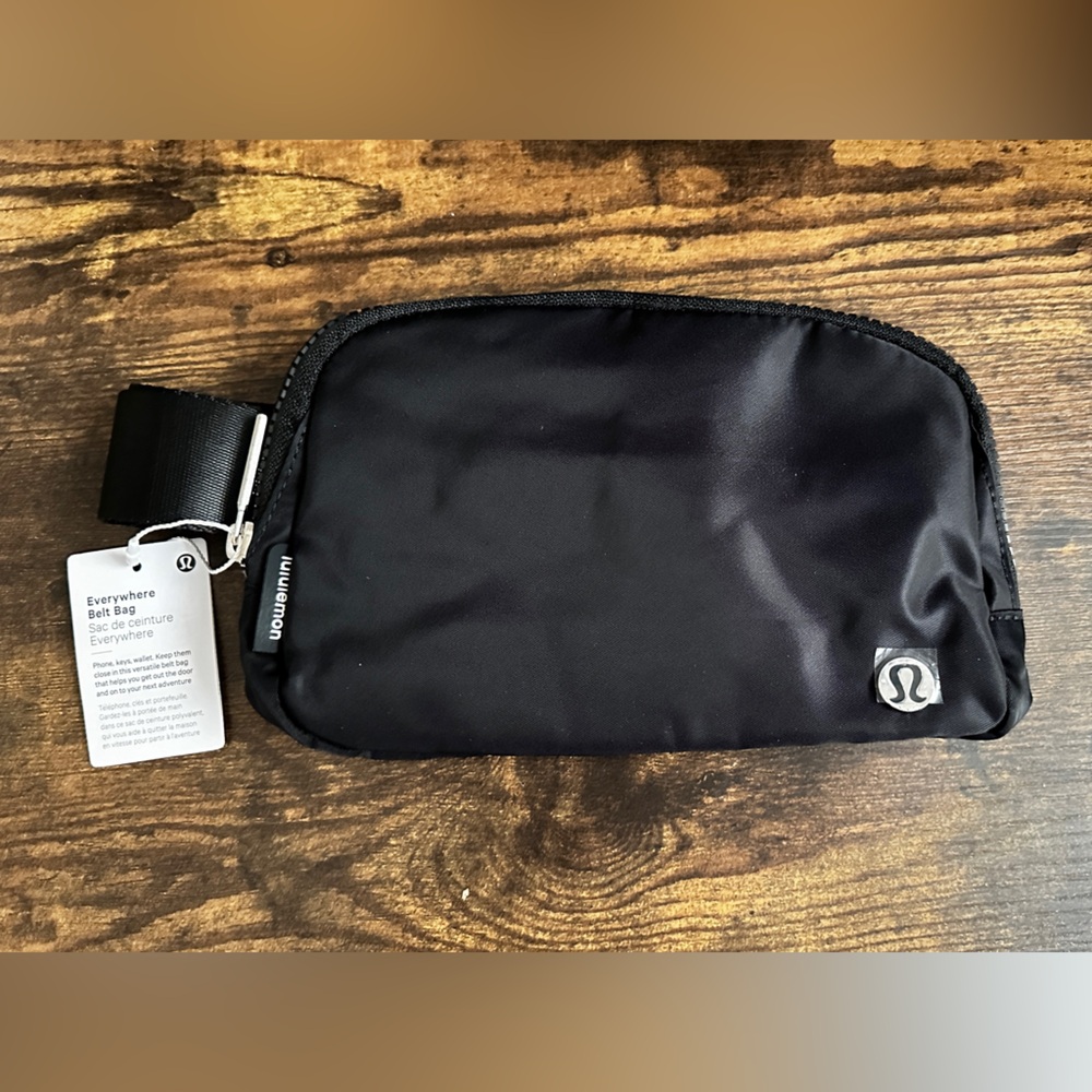 Lululemon Everywhere belt bag